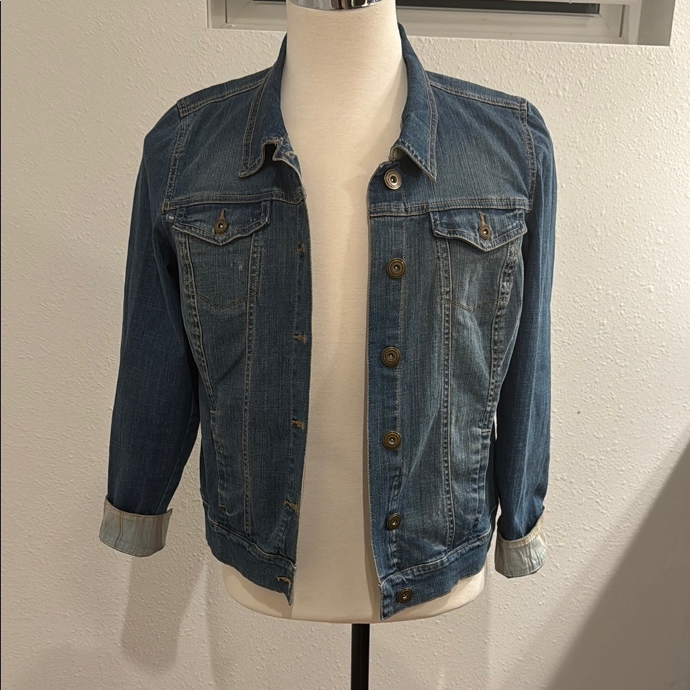 Stylish Denim Jacket with Plaid Collar